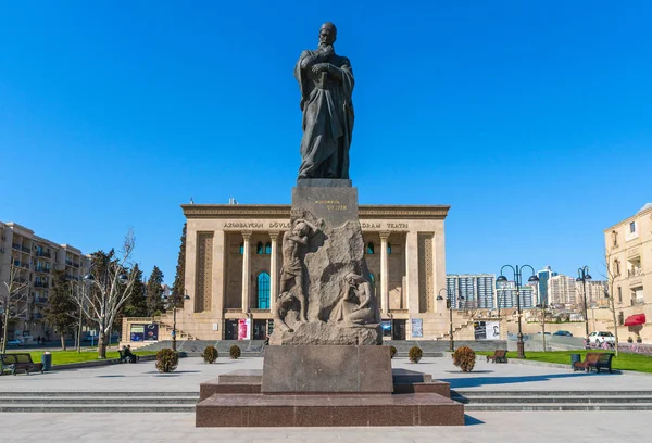 Azerbaiyán, Bakú, 12 de marzo de 2019 Monumento al poeta Mohammad Fizuli — Foto de Stock