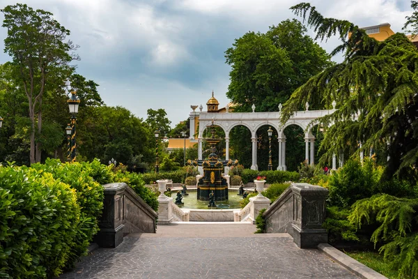 Фонтан в саду губернаторов, г. Баку — стоковое фото