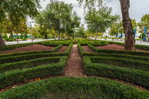 Cama de flores no Baku National Seaside Park — Fotografia de Stock