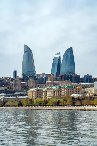 Bakú, Azerbaiyán abril 16, 2019 Vista de las torres de llama — Foto de Stock