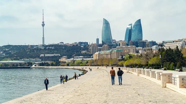 Bakú, Azerbaiyán abril 16, 2019 Vista de las torres de llama — Foto de Stock