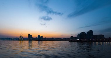 Bakü Körfezi'nde renkli gün batımı