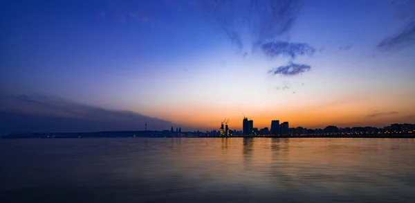 Pôr do sol colorido na Baía de Baku — Fotografia de Stock