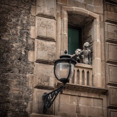 Penceredeki insanların taş figürleri