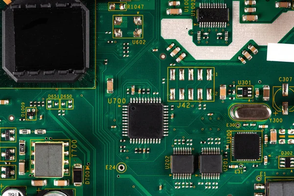 Composants électroniques sur le PCB — Photo