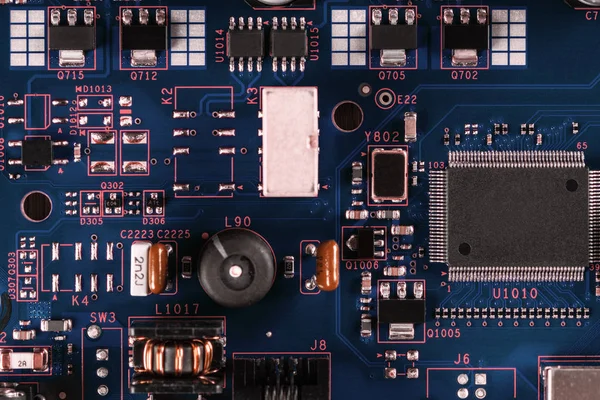 Elektronische Bauteile auf der Platine — Stockfoto