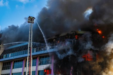 İtfaiyeciler büyük bir yangını söndürdü