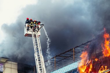 İtfaiyeciler büyük bir yangını söndürdü