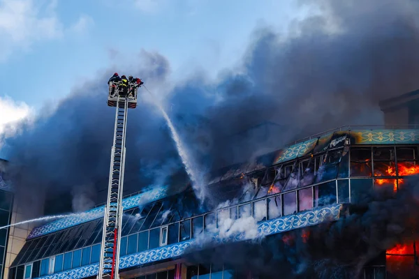 Bombeiros extinguem um grande incêndio — Fotografia de Stock