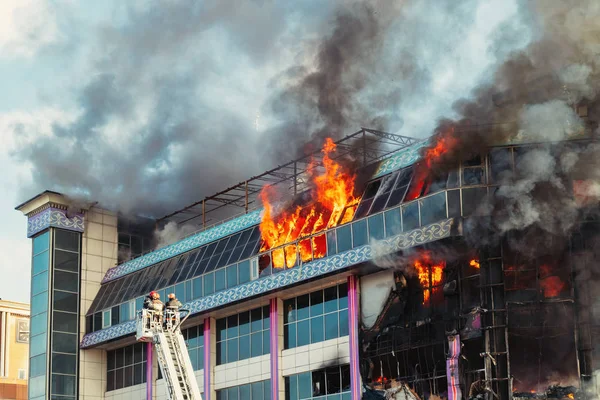 Edifício em chamas em fumo espesso — Fotografia de Stock