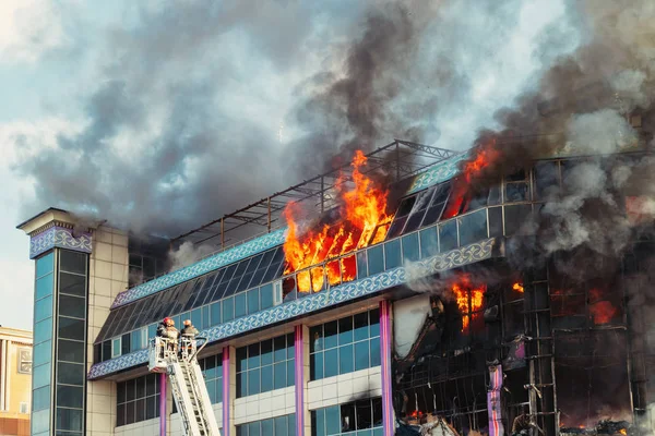 Edificio en llamas con humo espeso —  Fotos de Stock