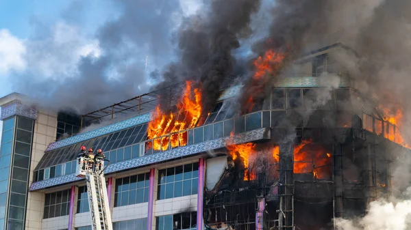 Burning building in thick smoke — Stock Photo, Image