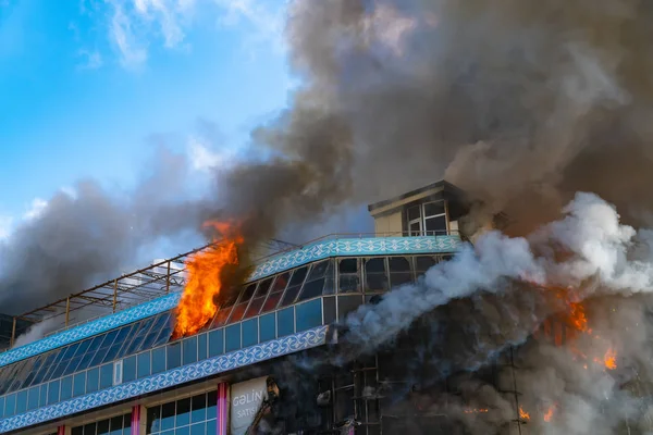 Edificio en llamas con humo espeso —  Fotos de Stock