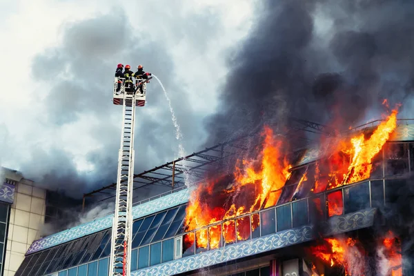 Bomberos apagan un gran incendio —  Fotos de Stock