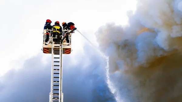 Bomberos apagan un gran incendio —  Fotos de Stock