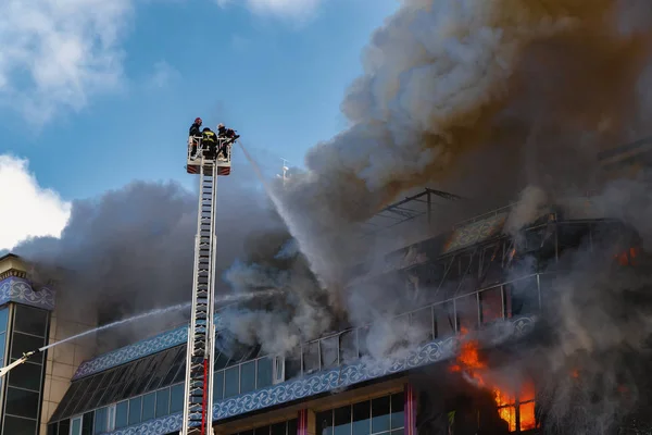 Bombeiros extinguem um grande incêndio — Fotografia de Stock