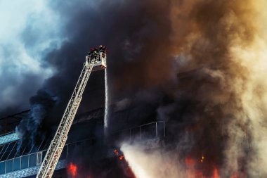 İtfaiyeciler büyük bir yangını söndürdü