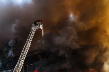 İtfaiyeciler büyük bir yangını söndürdü