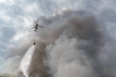 Kurtarma helikopteri su düşerken yangını söndürdü