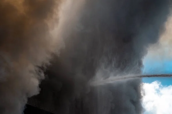 Grueso humo negro acre en el fondo del cielo —  Fotos de Stock