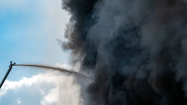 Espessa fumaça acre preto no fundo do céu — Fotografia de Stock