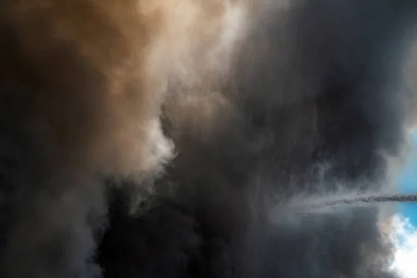 Thick black acrid smoke on the sky background — Stock Photo, Image