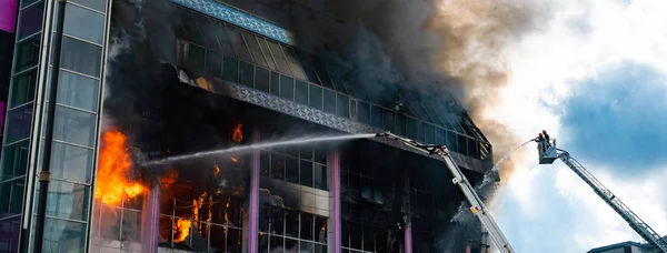 Brennendes Gebäude in dickem giftigen Rauch — Stockfoto