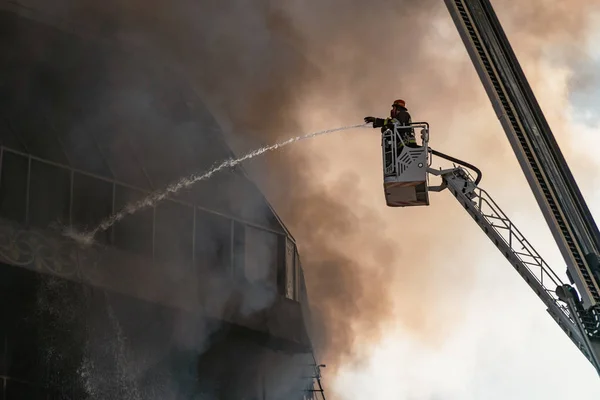 Construção em chamas em fumaça tóxica grossa — Fotografia de Stock
