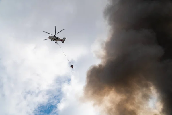 Helicóptero de rescate gotas de agua apaga el fuego —  Fotos de Stock