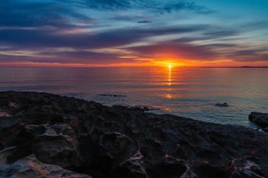 Denizde parlak renkli gün batımı