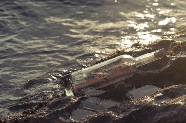 Kıyıda mantarlı bir şişede mesaj, kurtuluş umudu