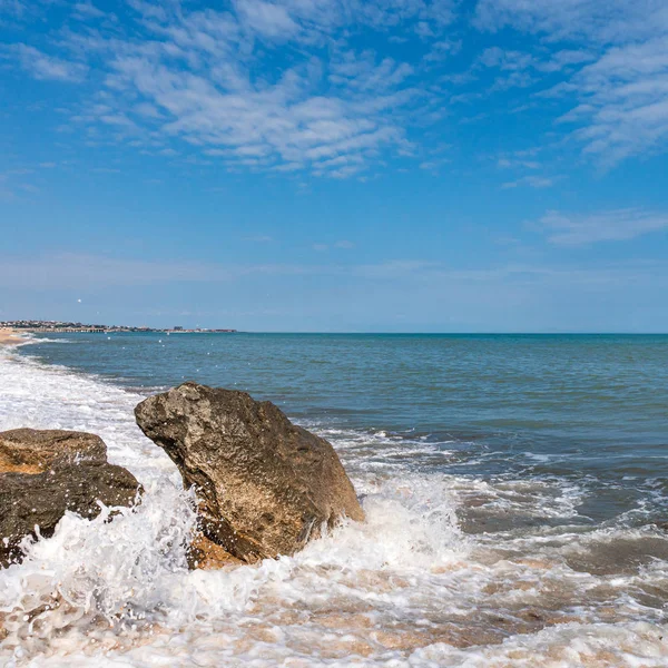 바위와 파도가 있는 여름 해변 — 스톡 사진