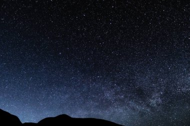 Gece yıldızlı gökyüzü arka plan, evren