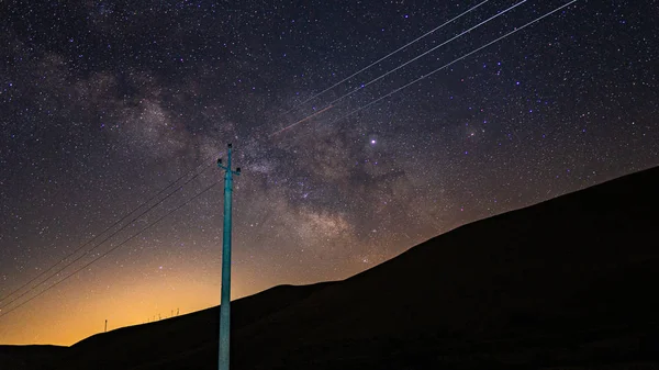 Linea elettrica contro il cielo stellato notturno — Foto Stock