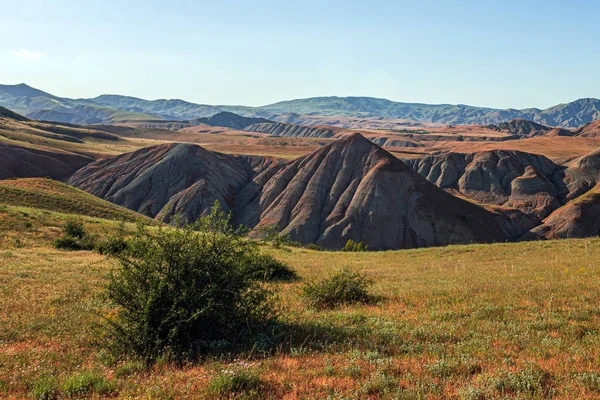 Paisagem de montanha incrível com uma estrada de terra — Fotografia de Stock