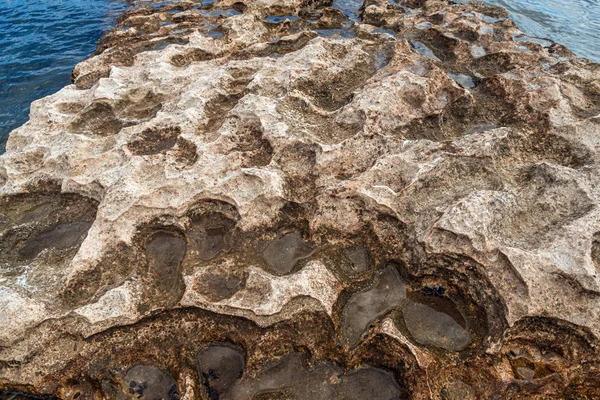 Bord de mer rocheux avec eau azur — Photo