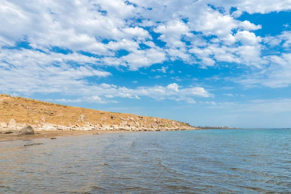 Rocky sea shore empty beach — Stock Photo, Image