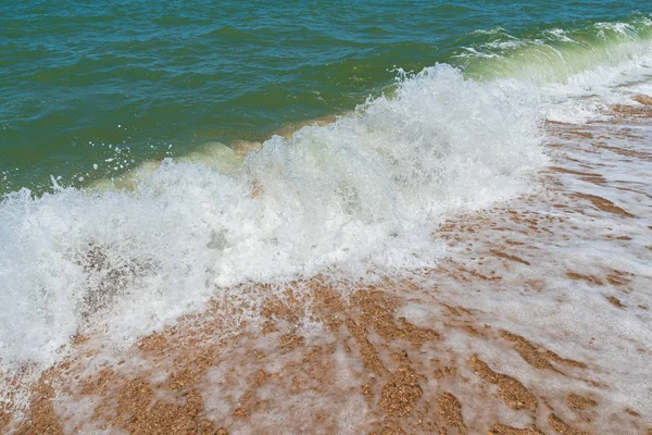 Playa vacía con arena dorada y agua azul —  Fotos de Stock