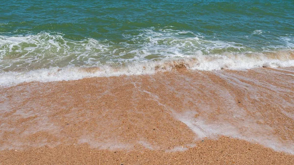 Leerer Strand mit goldenem Sand und azurblauem Wasser — Stockfoto