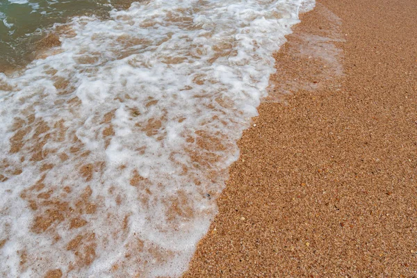 Prázdná pláž se zlatým pískem a azurová vodou — Stock fotografie
