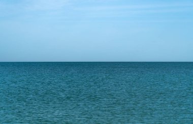 Deniz yüzeyinin üzerindeki ufuk çizgisi
