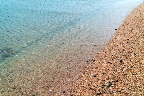 Mar com água clara e areia amarela — Fotografia de Stock