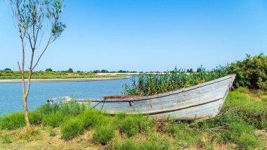 Nehir kıyısında balıkçı teknesi