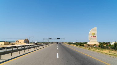 Azerbaycan'ın bölgelerinde yol, tabelaüzerinde şehir adı - Salyan rayonu. İngilizce çeviri - Salyan district