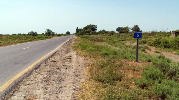 Distance sign to the settlement on road — Stock Photo, Image