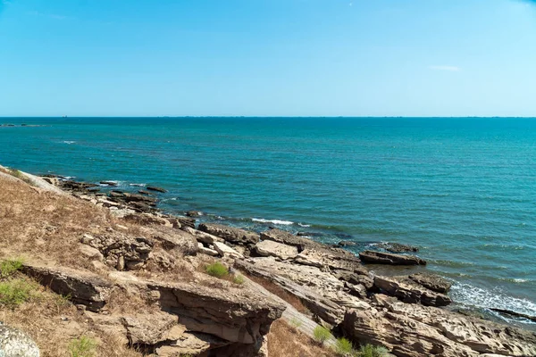 Морское побережье с скалистым берегом — стоковое фото