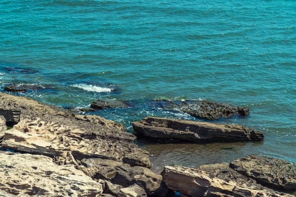 Tenger partja sziklás parti kis hullámokkal — Stock Fotó