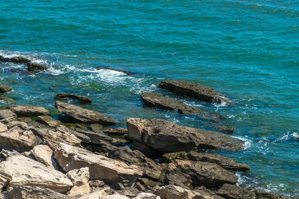 Kayalık kıyı ve küçük dalgalar ile deniz kıyısı