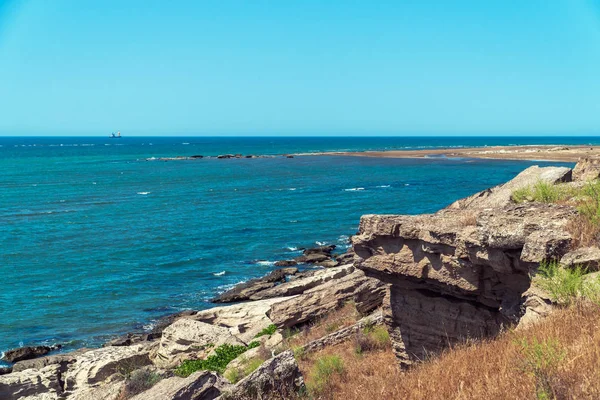 Sea coast with a rocky shore — Stock Photo, Image