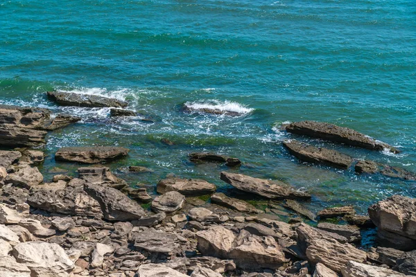 Zeekust met rotsachtige kust en kleine golven — Stockfoto